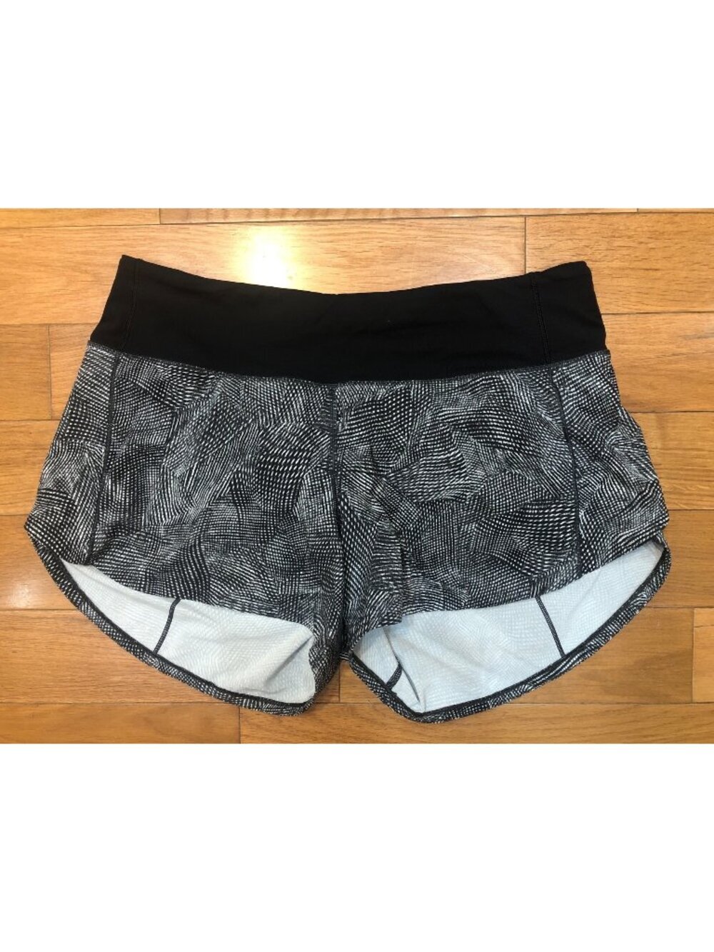 Lululemon Tracker Running Shorts Black & White Size 8 Tall Sporty Activewear
